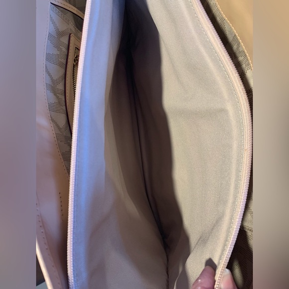 Michael Kors Jet Set Travel - Picture 9 of 16